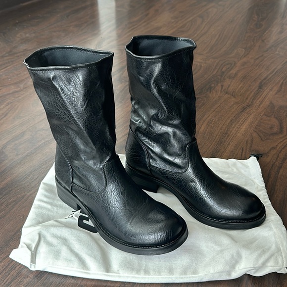 Sisters & Seekers Boots - Picture 2 of 3